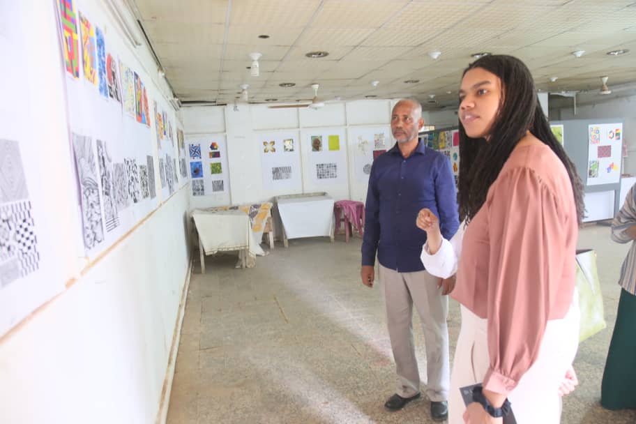 القائم بأعمال مسؤول الشؤون العامة بالسفارة الأمريكية بالخرطوم تزور كلية الفنون بجامعة السودان وتؤكد علي ريادتها في الجانب التشكيلي