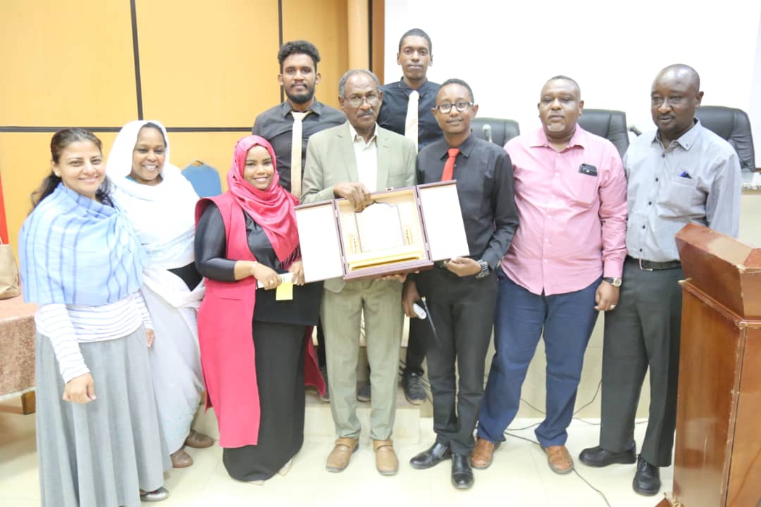 جامعة السودان تكرم خريجيها المشاركين في مسابقة (ديل العالمية للمشاريع العلمية) وفوزهم بالمركز الخامس