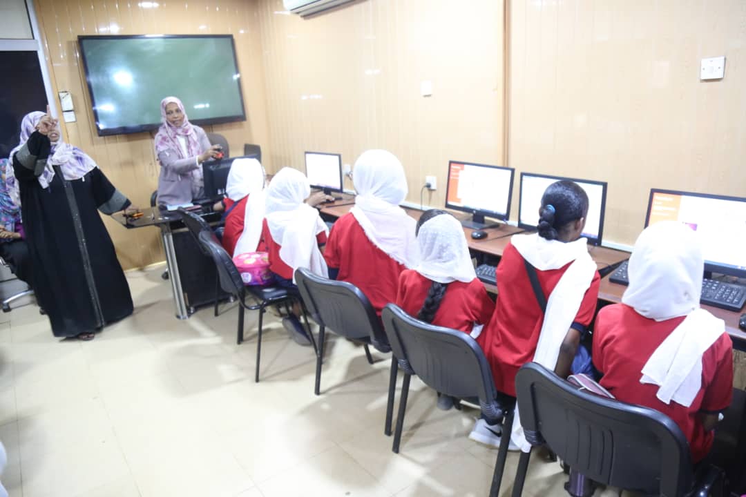 مركز الحاسوب بجامعة السودان يستضيف طلاب مدرسة أم در الانجليزية الخاصة