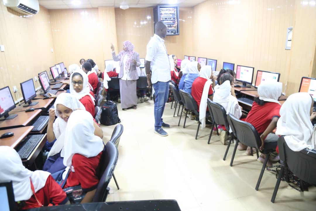 مركز الحاسوب بجامعة السودان يستضيف طلاب مدرسة أم در الانجليزية الخاصة