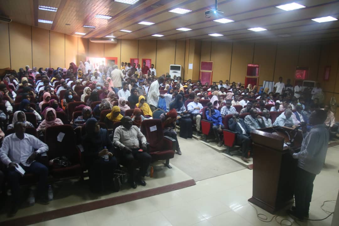 وسط أجواء إحتفائية : كلية الدراسات التجارية بجامعة السودان تحتفل بطلابها الجدد