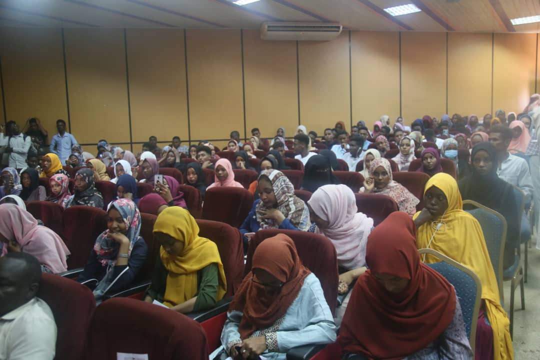 وسط أجواء إحتفائية : كلية الدراسات التجارية بجامعة السودان تحتفل بطلابها الجدد